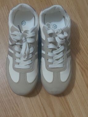 Source Unknown White and Beige Women's Lace-Up Sneakers